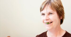 woman with spinach in teeth, like constructive feedback when people stay quiet